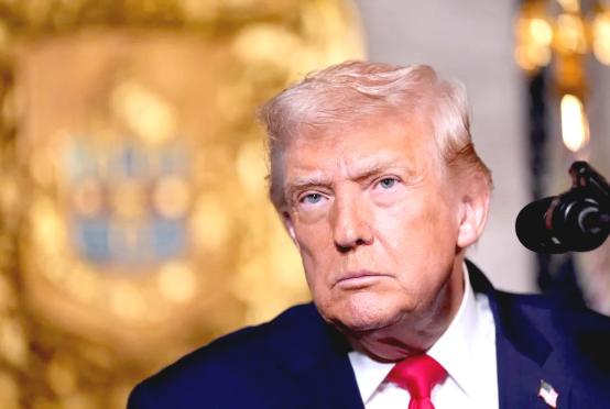 ဒီဇင်ဘာ၂၂ရက်က Palm Beach မြို့ရှိ Mar- a- Lago အပန်းဖြေနေရာတွင် မိန့်ခွန်းပြောနေသော အမေရိကန်သမ္မတဒေါ်နယ်ထရန့်ကို တွေ့ရစဉ်